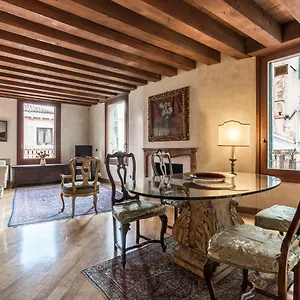 la-fenice-charming-flat.hotelslidodijesolo.com/
